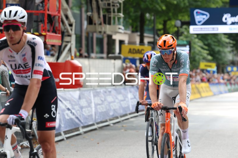 Ineos Grenadiers-Fahrer im Rennen bei den Cyclassics Hamburg