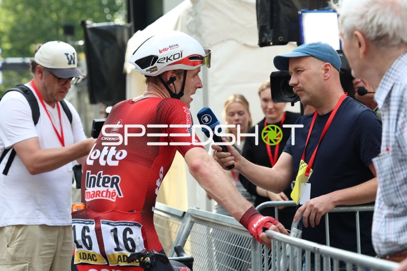 Marvin Rutsch (#16; Lotto Devo Intermarché) im ARD/NDR-Interview bei Cyclassics Hamburg