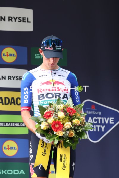 Red Bull Bora Hansgrohe Fahrer bei Siegerehrung der ADAC Cyclassics Hamburg