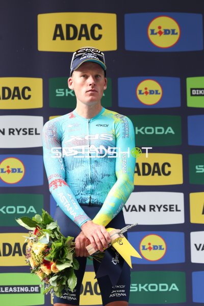 Mike Teunissen (XDS Astana Team) bei der Siegerehrung der Cyclassics Hamburg