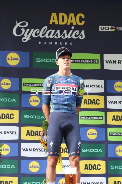 Paul Magnier (#21; Soudal Quick-Step) auf dem Siegerpodium der ADAC Cyclassics Hamburg