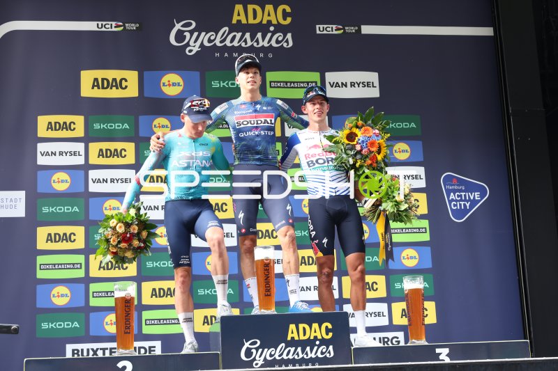 Paul Magnier (#21) gewinnt ADAC Cyclassics Hamburg – Siegerehrung auf dem Podium