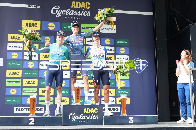 Paul Magnier (#21) gewinnt ADAC Cyclassics Hamburg vor Laurence Pithie und Mike Teunissen