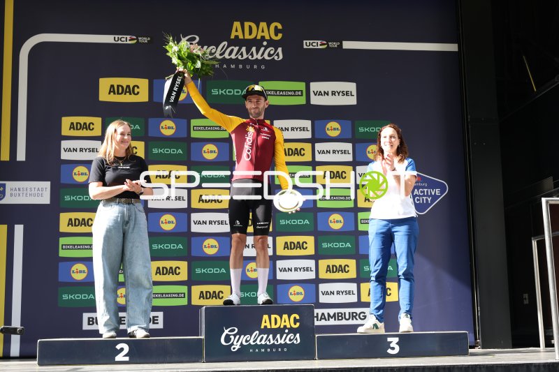 Benjamin Thomas (#147) feiert Siegerehrung bei den ADAC Cyclassics Hamburg