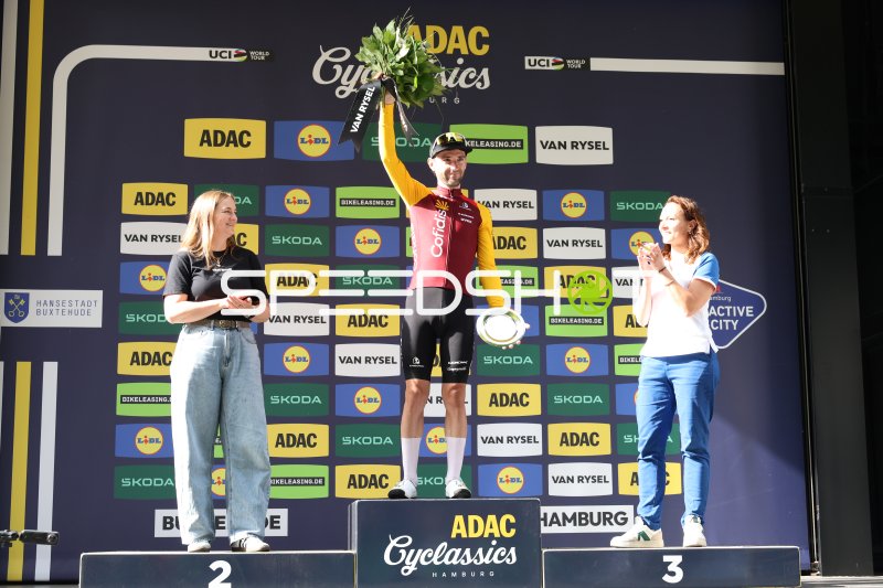 Benjamin Thomas (#147; Cofidis) auf dem Siegerpodium der ADAC Cyclassics Hamburg