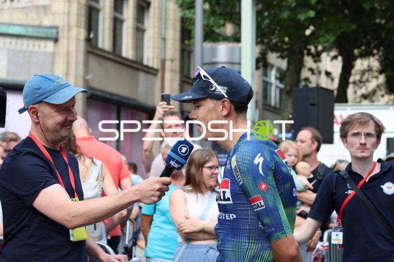 Paul Magnier (Soudal Quick-Step) im NDR-Interview bei den Cyclassics Hamburg
