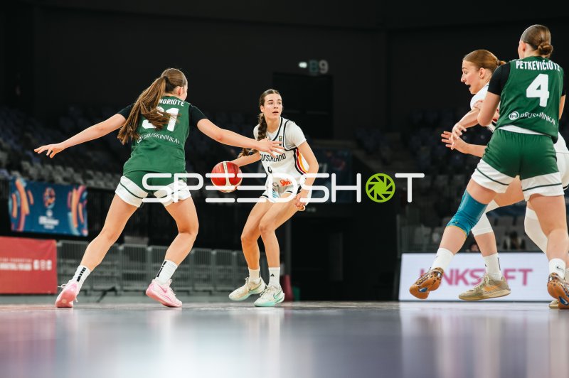 Clara Rink (#4; Team Deutschland u16w) im Dribbling gegen Litauen