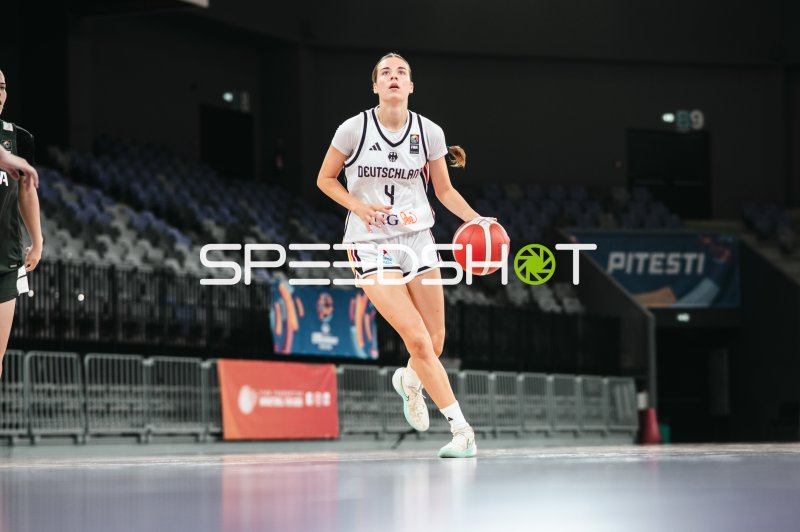 Clara Rink (#4; Team Deutschland u16w 2026) mit Ball in der Pitesti Arena