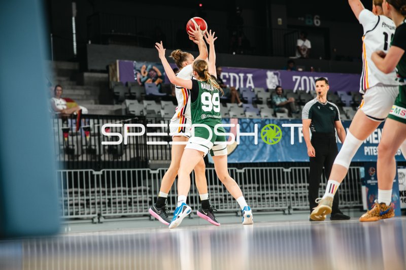 Adrija Masiulionyte (#99; Lithuania) im Zweikampf gegen Team Deutschland u16w