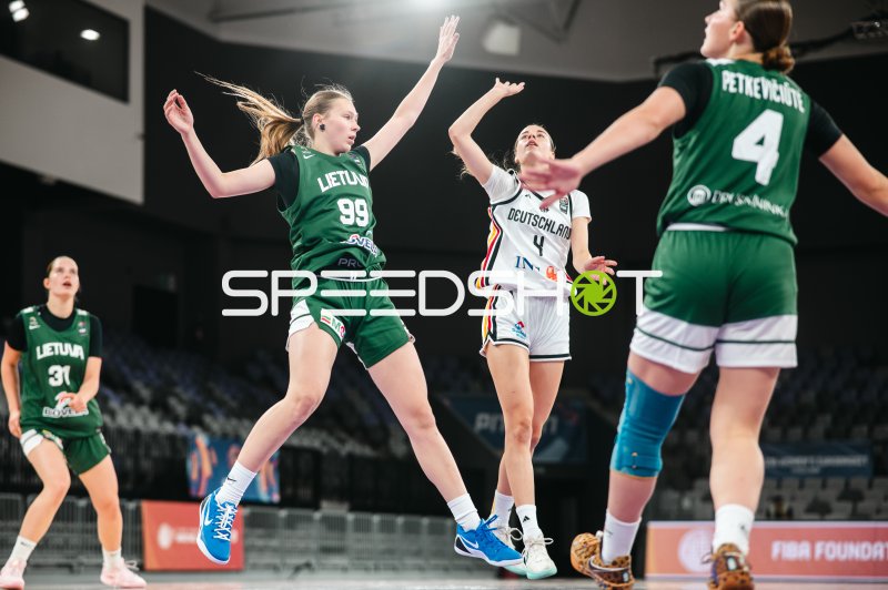 Adrija Masiulionyte (#99; Litauen) blockt Clara Rink (#4; Deutschland) in der Pitesti Arena
