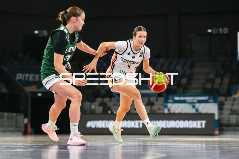 Clara Rink (#4; Team Deutschland u16w) dribbelt gegen Litauen