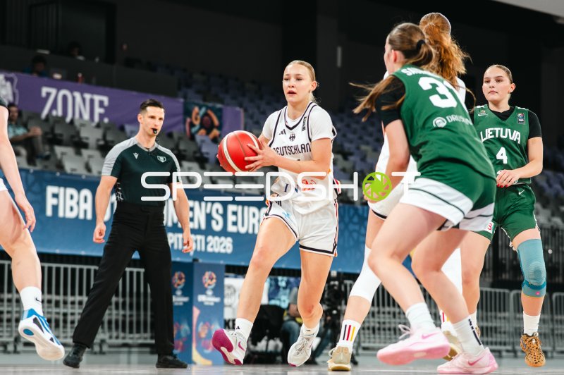 Deutschland u16w im Angriff gegen Litauen bei FIBA U16 Women's EuroBasket