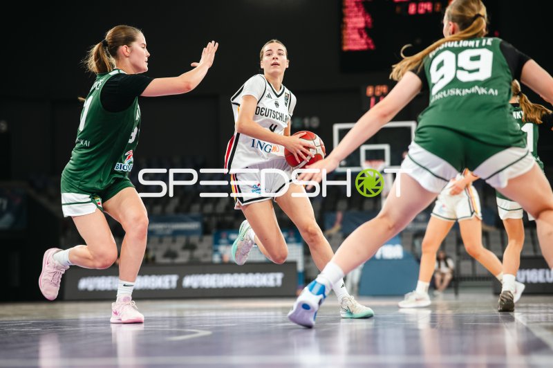 Clara Rink (#4; Team Deutschland u16w 2026) dribbelt durch Litauens Abwehr
