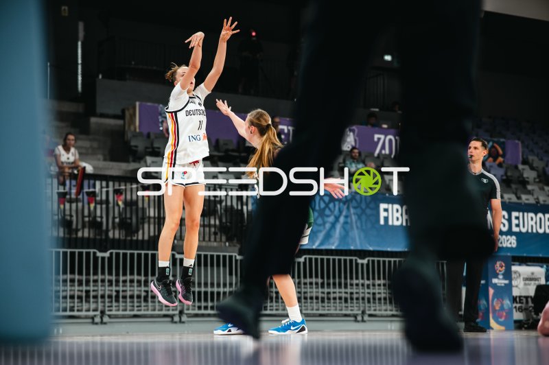 Jamie Zentgraf (#11; Team Deutschland u16w 2026) beim Sprungwurf gegen Litauen
