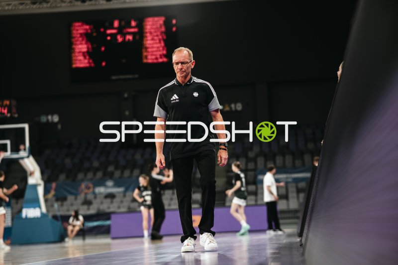 Trainer von Team Deutschland u16w beim Aufwärmen in der Pitesti Arena