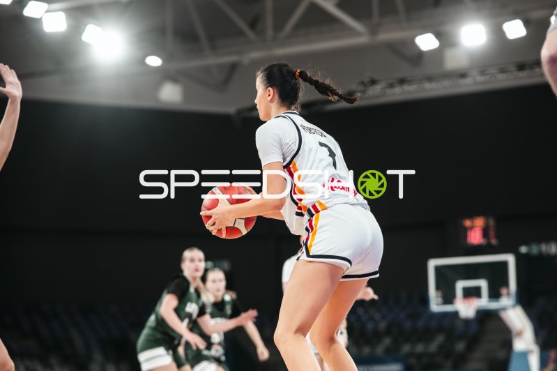 Lana Förster (#7; Team Deutschland u16w 2026) mit Ball im Angriff