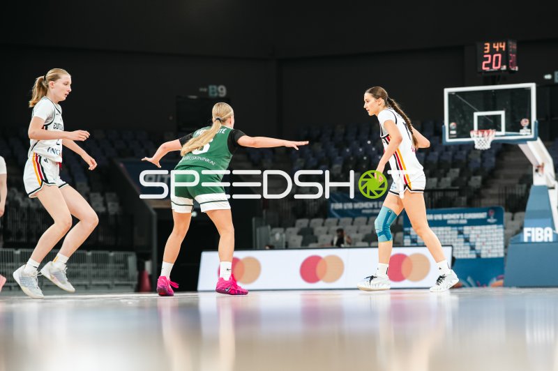 Litauische Spielerin im Zweikampf gegen Team Deutschland u16w bei FIBA U16 Women's EuroBasket