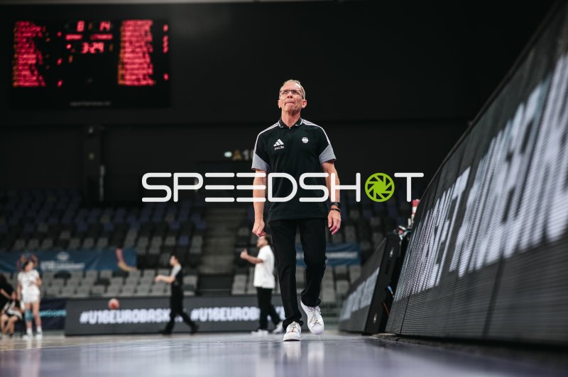 Trainer Team Deutschland u16w an der Seitenlinie in der Pitesti Arena