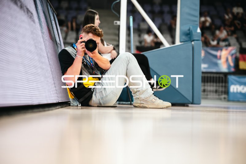 Fotograf am Spielfeldrand in der Pitesti Arena