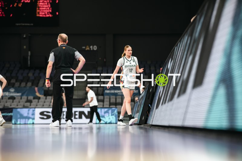 Karolina Bajai (#12; Team Deutschland u16w 2026) im Gespräch mit dem Schiedsrichter