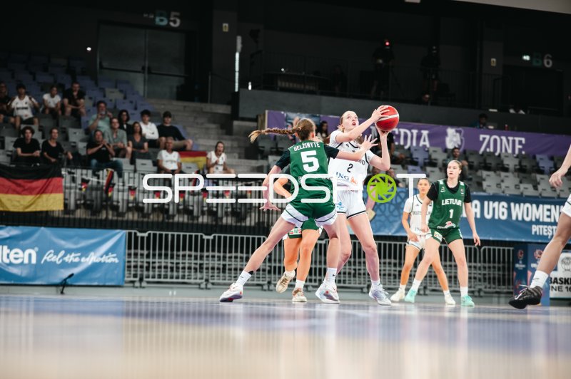 Catharina Schlechter (#2; Team Deutschland u16w) im Zweikampf gegen Liepa Gelzinyte (#5; Lithuania)