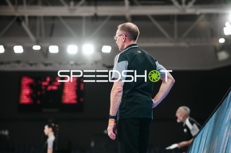 Trainer Team Deutschland u16w beobachtet das Spielgeschehen in Pitesti