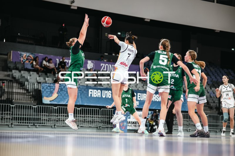 Lana Förster (#7; Team Deutschland u16w 2026) beim Sprungwurf gegen Litauen