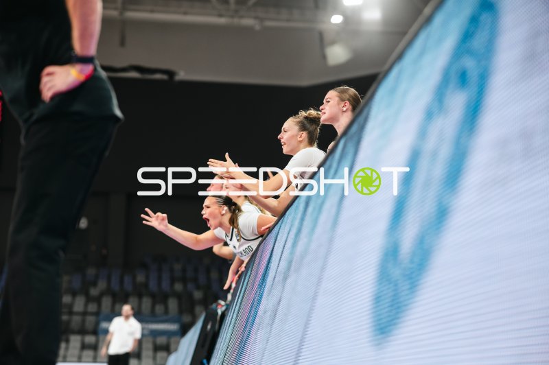 Team Deutschland u16w feuert lautstark von der Bank an