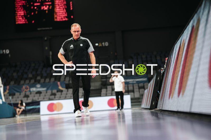 Trainer Team Deutschland u16w an der Seitenlinie in der Pitesti Arena
