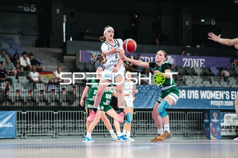 Emilia Atsur (#6; Team Deutschland u16w) im Zweikampf gegen Litauen