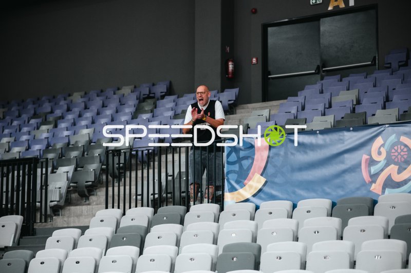 Deutschland-Fan feuert sein Team in der Pitesti Arena an