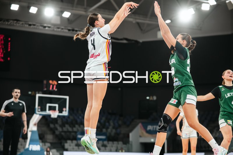 Clara Rink (#4; Team Deutschland u16w) beim Sprungwurf gegen Lithuania