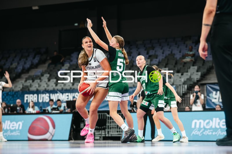 Luana Coaja (#1; Team Deutschland u16w) im Zweikampf gegen Kotryna Grunkyte (#51; Lithuania)