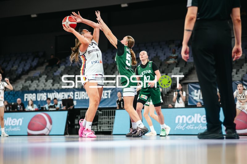 Luana Coaja (#1; Team Deutschland u16w) im Zweikampf gegen Liepa Gelzinyte (#5; Lithuania)