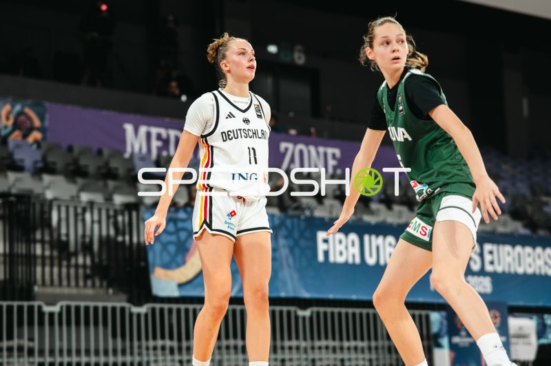 Jamie Zentgraf (#11; Team Deutschland u16w) im Duell mit Litauen