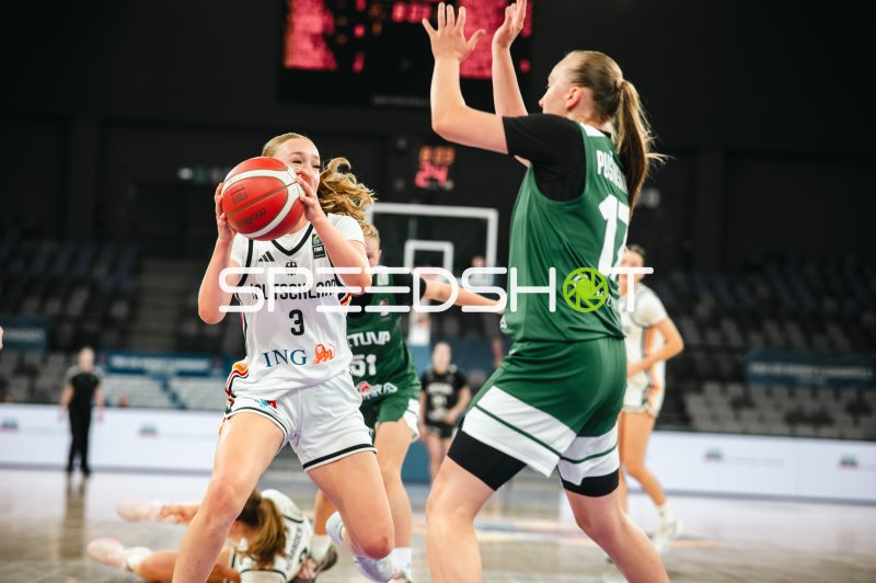 Matilda Blanarik (#3; Team Deutschland u16w) im Zweikampf gegen Auguste Pusinskaite (#17; Lithuania)