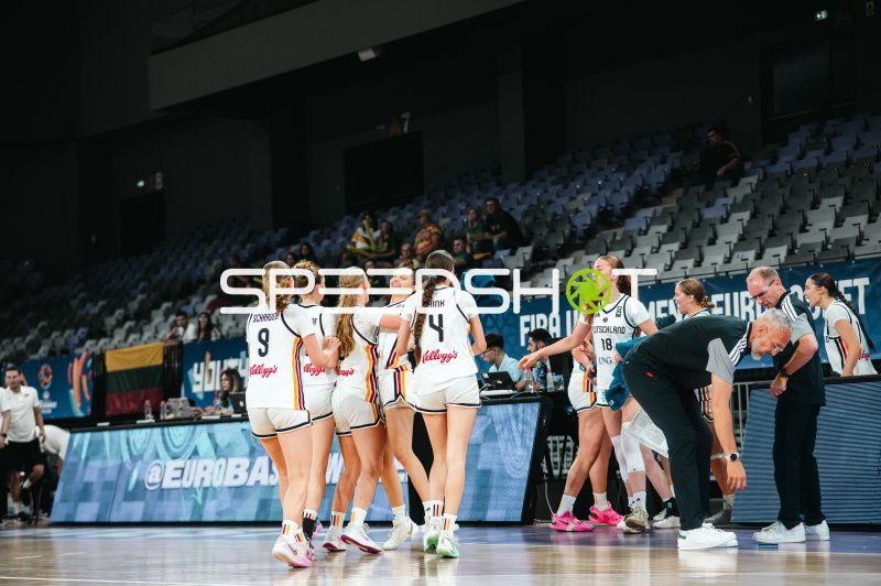 Nele Prowaznik (#18; Team Deutschland u16w 2026) bei Auszeit-Besprechung
