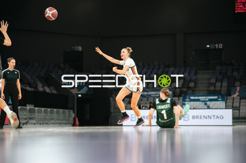 Jamie Zentgraf (#11; Team Deutschland u16w) beim Wurfversuch gegen Litauen