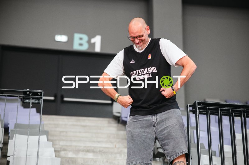 Deutschland-Basketball-Fan jubelt in der Pitesti Arena