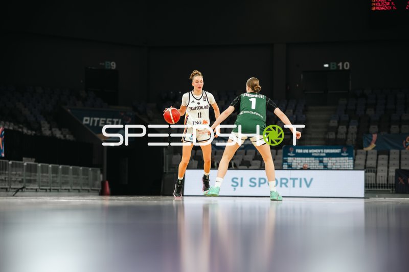 Jamie Zentgraf (#11; Team Deutschland u16w) im Dribbling gegen Vilte Lendziaviciute (#1; Lithuania)