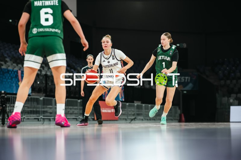 Jamie Zentgraf (#11; Team Deutschland u16w) im Dribbling gegen Litauen