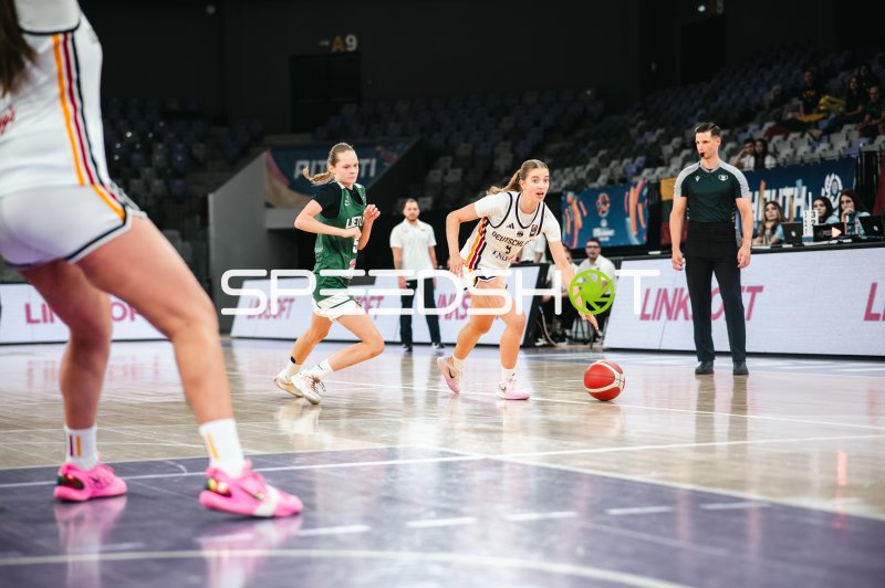 Liepa Gelzinyte (#5; Lithuania) im Duell mit Deutschland u16w