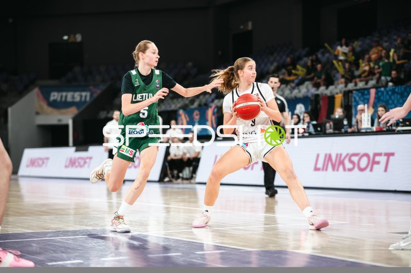 Ella Schrader (#9; Team Deutschland u16w) im Zweikampf gegen Liepa Gelzinyte (#5; Lithuania)