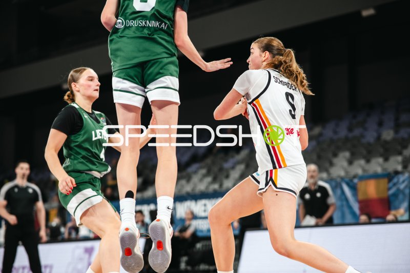 Ella Schrader (#9; Team Deutschland u16w) im Zweikampf gegen Litauen