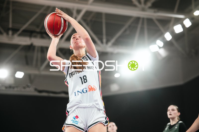 Nele Prowaznik (#18; Team Deutschland u16w 2026) beim Wurfversuch