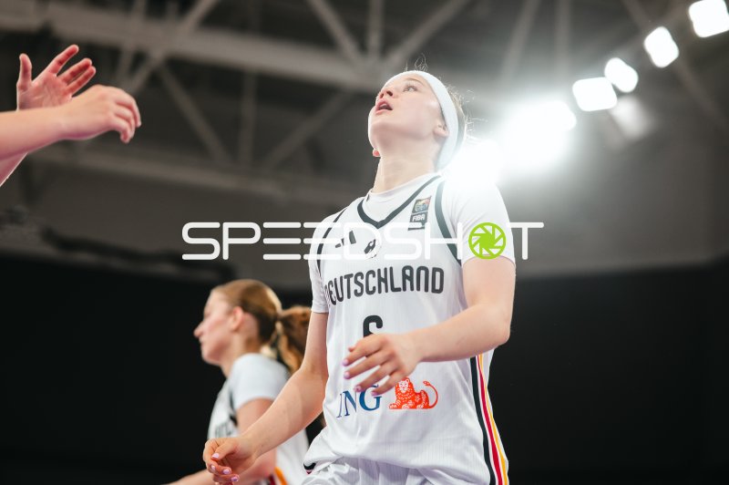 Emilia Atsur (#6; Team Deutschland u16w 2026) blickt zum Ball