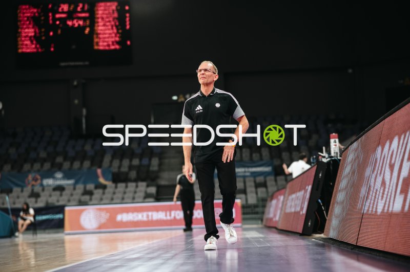 Trainer Team Deutschland u16w auf dem Spielfeld in Pitesti
