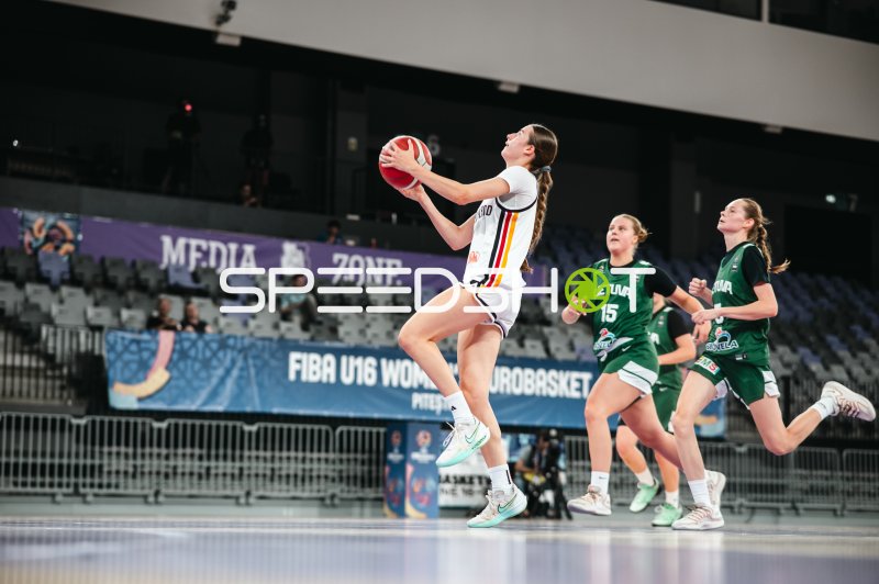 Team Deutschland u16w beim Korbleger gegen Akvile Brackute (#15; Lithuania)