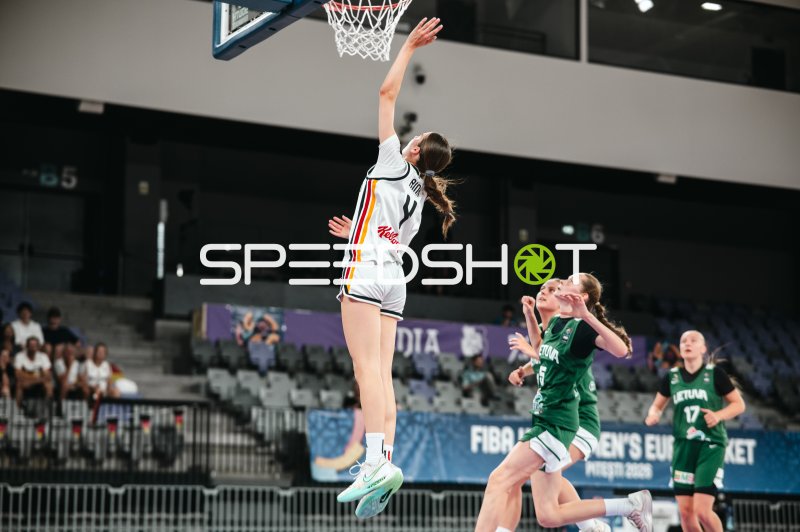 Clara Rink (#4; Team Deutschland u16w 2026) beim Korbleger