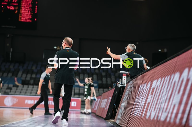 Trainerteam Team Deutschland u16w gibt taktische Anweisungen an der Seitenlinie